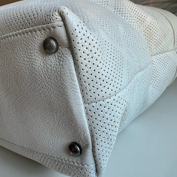 Authentic Chanel Leather Tote in Excellent Condition - Picture 9 of 14